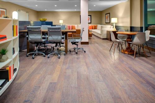 - une chambre avec une table, des chaises et un canapé dans l'établissement Residence Inn by Marriott Boulder Broomfield/Interlocken, à Broomfield