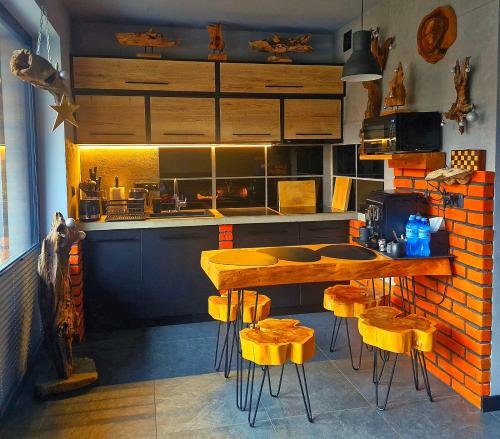 Dapur atau dapur kecil di Apartamenty SPOKOLOKO Skrzyczne Residence Korzenny i Kamienny