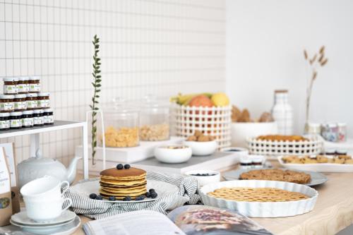 een tafel met borden en kommen met voedsel bij Hotel Trento Alta 