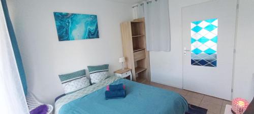 Joli 2 pièces indépendant avec balcon, parking inclus, bus à 1 mn房間的床