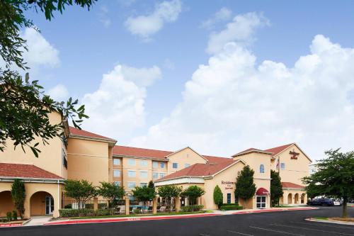 un hôtel avec une rue dans l'établissement Residence Inn by Marriott Killeen, à Killeen