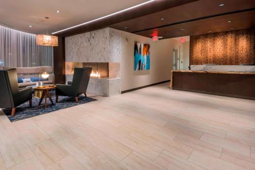 Кът за сядане в Residence Inn by Marriott Jersey City