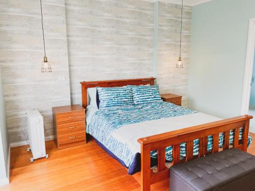 1 dormitorio con cama y banco. en Seabatical Port Campbell, en Port Campbell