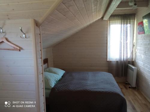 een kamer met een bed op zolder bij Nota Bene Mykulychyn in Mykulychyn