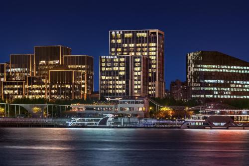 上海市にあるThe St. Regis on the Bund, Shanghaiの夜の街並み