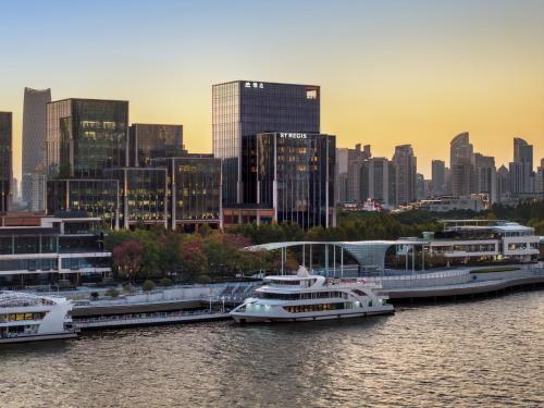 上海市にあるThe St. Regis on the Bund, Shanghaiの川上の船団