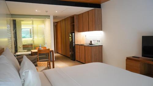 een hotelkamer met een bed en een keuken bij Nagomi Suites & Hotel in Jakarta