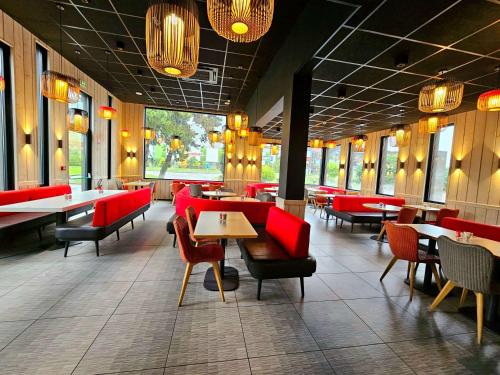 Un restaurant u otro lugar para comer en Ibis Sallanches Porte du MontBlanc