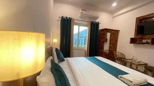 GreenDay Escapes, Rishikesh - All Weather AC With Heating, Continuous Hot Water Supply In Tapovan TV 또는 엔터테인먼트 센터