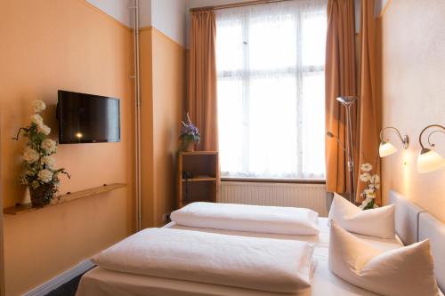 A bed or beds in a room at Hotel am Hermannplatz