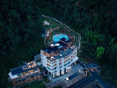 Kolam renang di atau di dekat Zhangjiajie Juanjie Luxury Resorts