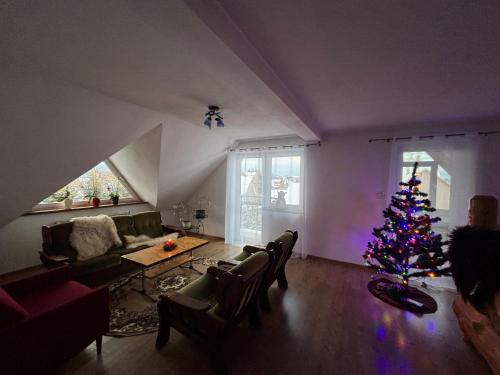 - un salon avec un arbre de Noël dans l'établissement Gościniec na Wierchu, à Bukowina Tatrzańska