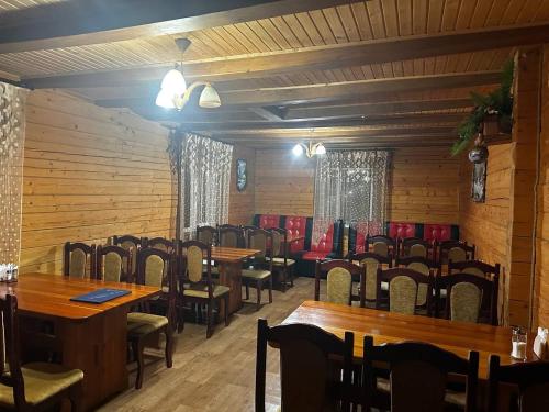 Un restaurante u otro lugar para comer en Хата Магната Hata Magnata