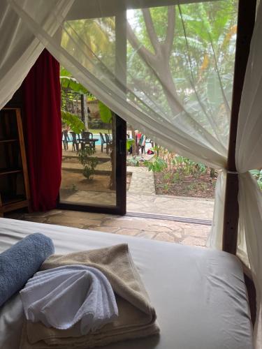 Schlafzimmer mit einem Bett und Blick auf den Innenhof in der Unterkunft Hostal Casa Abierta in León