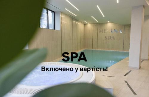 ein Badezimmer mit einem Pool und einer Badewanne in der Unterkunft Milana SPA & Hotel -Breakfast and SPA included in Bukowel