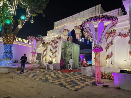 un edificio decorado con luces y adornos de Navidad en Hotel Divine Banaras, en Varanasi