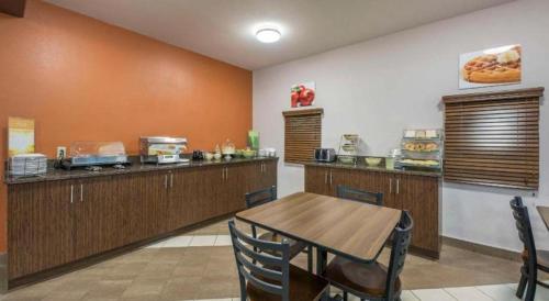 Una cocina o kitchenette en Quality Inn Airport