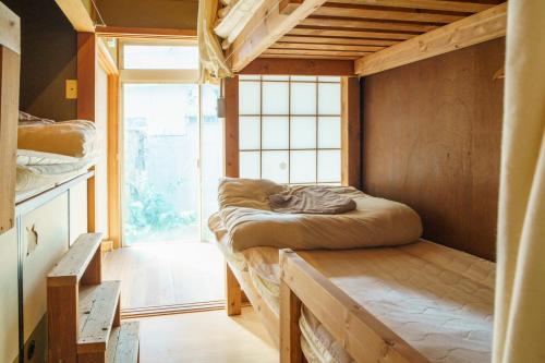 Tempat tidur dalam kamar di Masukichi 古民家宿ますきち 駐車場無料