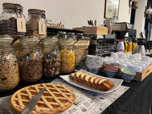 een tafel met potten eten en een bord brood bij Guest House Torci 18 in Novigrad Istria