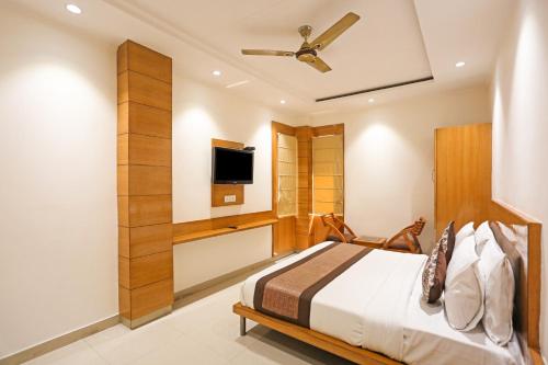 เตียงในห้องที่ Hotel luxury Suites Delhi Airport