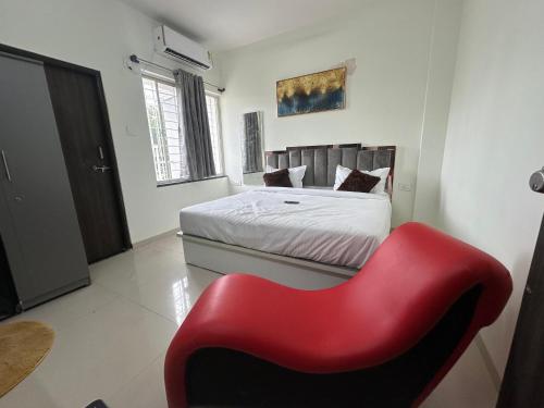 เตียงในห้องที่ Hotel Yellow House- Shivneri Park Road, Baner, Pune