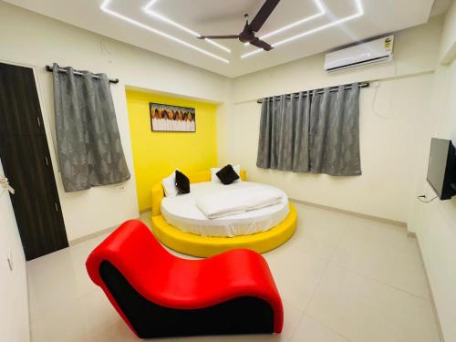 เตียงในห้องที่ Hotel Yellow House- Shivneri Park Road, Baner, Pune