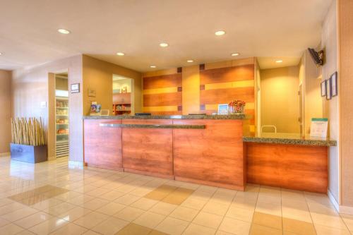 ครัวหรือมุมครัวของ SpringHill Suites Arundel Mills BWI Airport