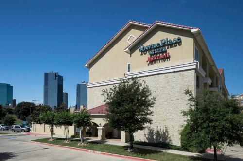 un edificio con un cartello sul lato di TownePlace Suites Fort Worth Downtown a Fort Worth