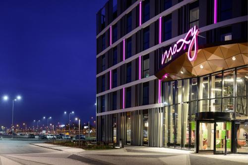 eine Darstellung eines msg-Gebäudes in der Nacht in der Unterkunft Moxy Poznań Airport in Posen