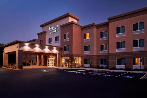 uma prestação de um hotel com estacionamento em Fairfield Inn & Suites by Marriott Alexandria,Virginia em Alexandria