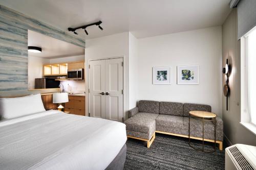 Giường trong phòng chung tại TownePlace Suites Salt Lake City Murray