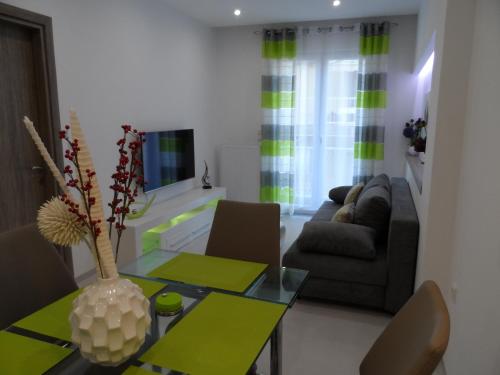 TV i/ili multimedijalni sistem u objektu Laura Deluxe Apartment