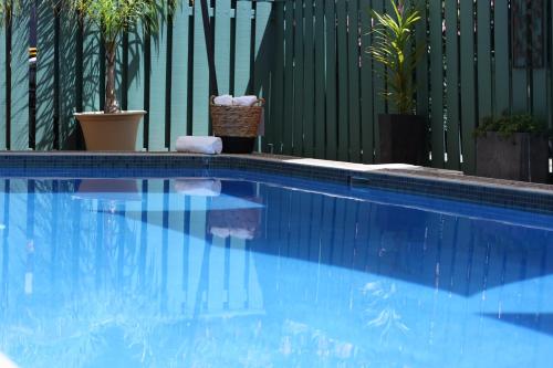 Piscina a Adelaide International Motel o a prop