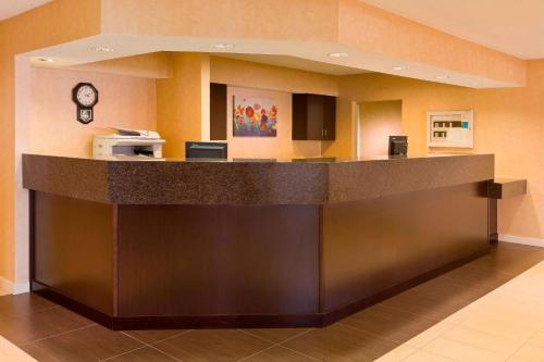 eine Lobby eines Krankenhauses mit einer Rezeption in der Unterkunft Residence Inn by Marriott Amarillo in Amarillo