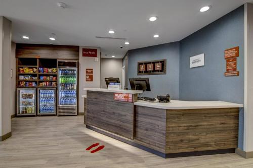 休斯顿TownePlace Suites by Marriott Houston Hobby Airport的商店里的饮料站,有现金登记册