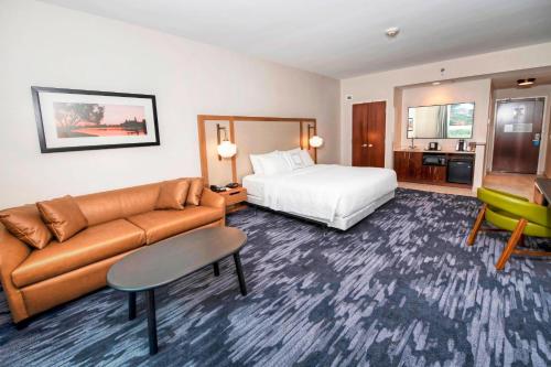 Кровать или кровати в номере Fairfield Inn & Suites by Marriott Ottawa Airport