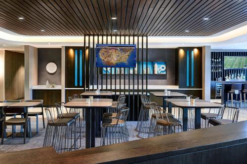 Un restaurante u otro lugar para comer en SpringHill Suites by Marriott Cleveland Independence