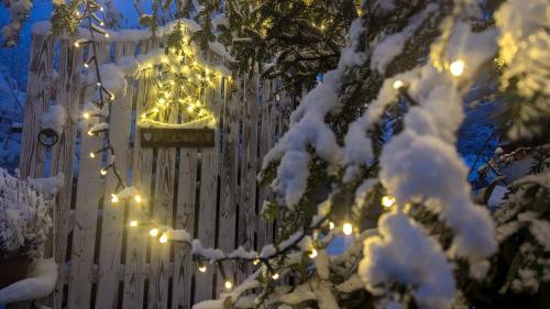 um edifício coberto de neve com luzes em Gemütliche Waldrandlage in Badenweiler Sehringen Ferienwohnung em Badenweiler