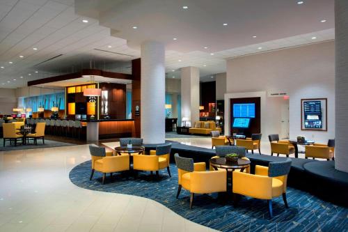 Seating area sa BWI Airport Marriott