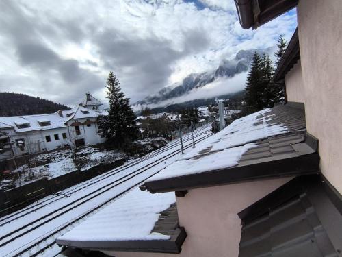 uma vista para um telhado coberto de neve de um edifício em Pensiunea Farfuria plină em Buşteni