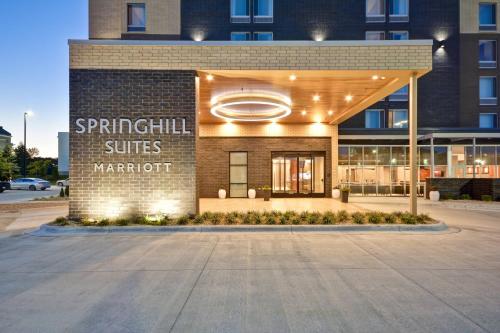 Un edificio con un cartello che legge "Singular suites marriott" di SpringHill Suites by Marriott Cincinnati Blue Ash a Blue Ash