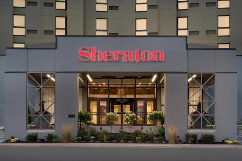 ein Geschäft vor einem Sheraton-Gebäude in der Unterkunft Sheraton Madison Hotel in Madison