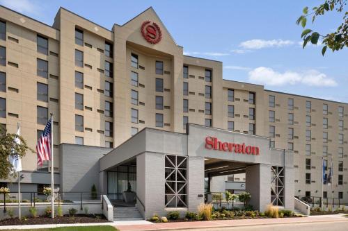 eine Außenansicht des Sheraton Omaha Hotels in der Unterkunft Sheraton Madison Hotel in Madison