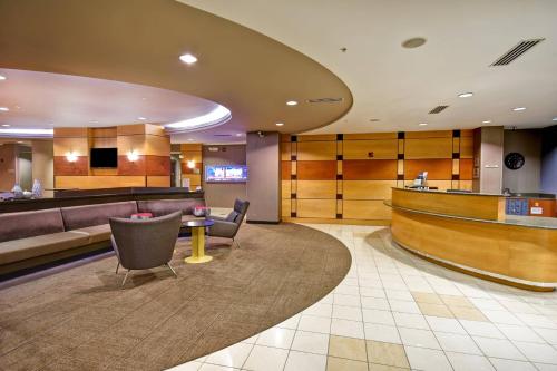 ルイスビルにあるSpringHill Suites Louisville Airportのロビー(バー、待合室付)