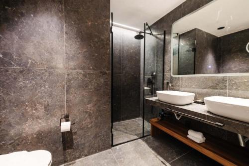 A bathroom at Kantoni Suites