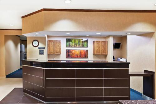 スタッフォードにあるResidence Inn Houston Sugar Land/Staffordのロビー(部屋内に大きなカウンター付)