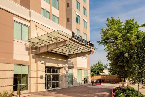 Residence Inn by Marriott Houston Medical Center/NRG Park في هيوستن: مبنى عليه لافته