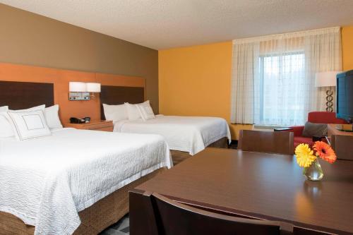 Llit o llits en una habitació de TownePlace Suites by Marriott Kalamazoo