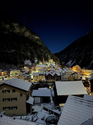 een stad met sneeuw op de daken bij AFA in Göschenen