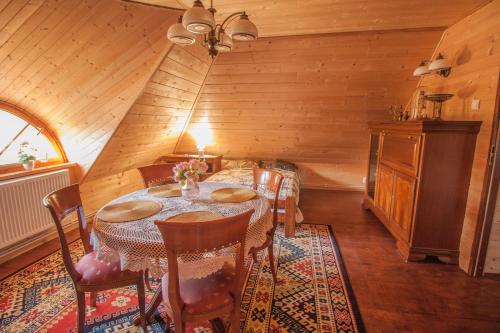 Снимка в галерията на Holiday House Folwark Jeleń в Poniklica